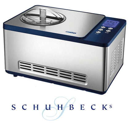 Die Unold Eismaschine Schuhbeck Exklusiv inklusive Eisbuch 1,5 L ist eine silber-blaue Eismaschine mit digitalem Anzeigefeld und transparentem Deckel, über dem in stilisierten blauen Buchstaben „SCHUHBECKS“ steht.