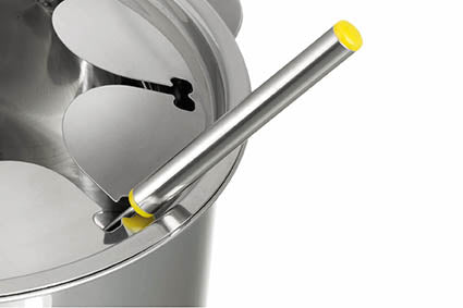 Das Unold Fondue Elégance besteht aus einem eleganten Metallutensil mit gelbem Ende, das auf dem Rand seines glänzenden Edelstahltopfs ruht und über einen Deckel mit Kerben verfügt, der das Utensil sicher an seinem Platz hält.