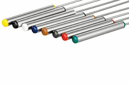 Acht Fondue Elégance Metallstäbe von Unold, jeder mit einer individuell gefärbten Kappe (gelb, weiß, blau, braun, schwarz, rot, grün, türkis), sind diagonal auf weißem Untergrund angeordnet. Jeder Stab hat ein zylindrisches Design und eine einzigartige Farbspitze.