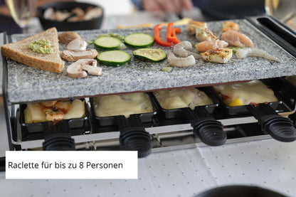 Das Unold Raclette Delice Basic besteht aus Gemüse, Garnelen, Hähnchen und Brot obenauf und darunter aus geschmolzenem Käse. Auf dem deutschen Etikett steht: „Raclette für bis zu 8 Personen“.