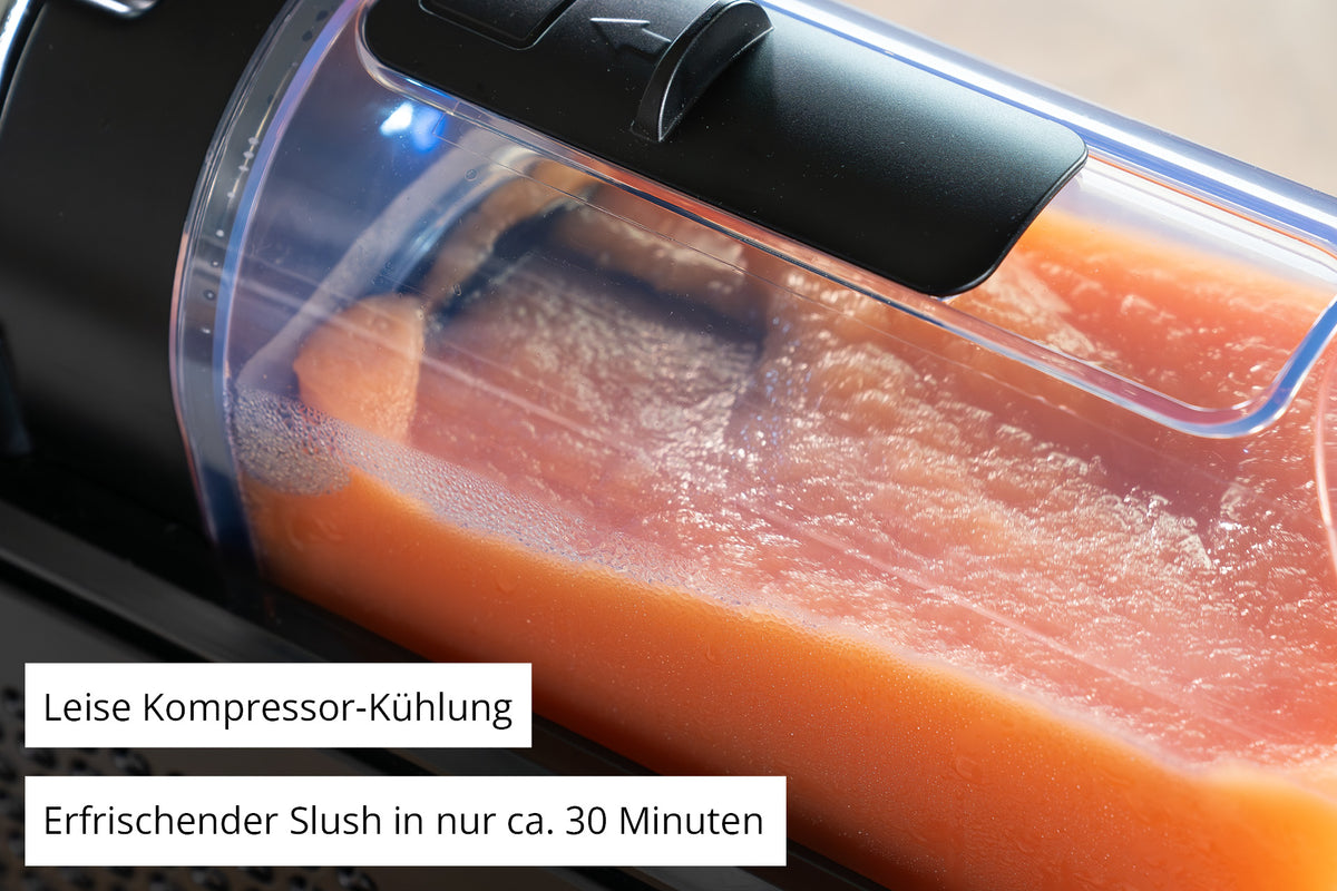 Nahaufnahme der Unold Slush-Eismaschine Stella, gefüllt mit orangefarbenem Slush. Deutscher Text auf dem Bild: "Leise Kompressor-Kühlung" und "Erfrischender Slush in nur ca. 30 Minuten.