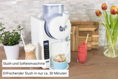 Die Unold 2in1-Slush- und Softeismaschine Sofie steht auf einer Küchentheke. Im Vordergrund stehen zwei bunte Getränke – ein rotes Slush-Getränk und ein Softeis mit Streuseln. Im Hintergrund sind Tulpen, Utensilien und ein deutscher Text zu sehen, der die Maschine beschreibt.