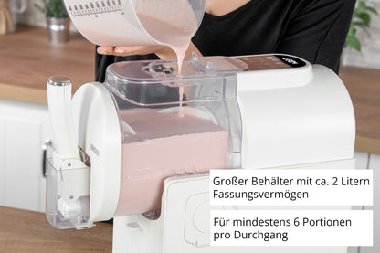 Eine Person gießt einen rosa Smoothie in die Unold Slusheismaschine Sofia, die über einen großen transparenten 2-Liter-Behälter verfügt und mindestens 6 Portionen pro Gebrauch zubereiten kann, wie durch den deutschen Text hervorgehoben wird.