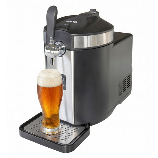 Die Unold Bierzapfanlage Franzl ist eine schwarz-silberne Heimbierzapfanlage mit Zapfhahngriff und Tropfschale, die ein Glas Bier mit einer schaumigen Schaumkrone ausgießt.