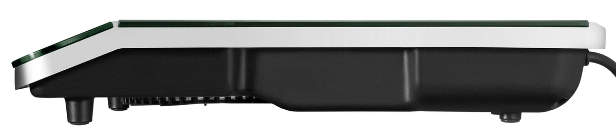 Seitenansicht der Unold AG Einzel-Induktionskochplatte - Schwarz/Edelstahl 581051 (B-Ware), ein schlankes, modernes Induktionskochfeld mit schlankem schwarzem Sockel, Edelstahlverkleidung, dunkler Glasplatte, kleinen Füßen und sichtbarem Netzkabel auf der rechten Seite.