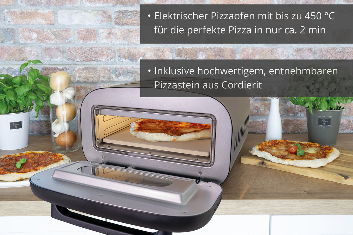 Der Unold Pizzaofen Don Alfredo steht offen auf der Küchentheke. Zwei Pizzen – eine innen, eine außen – sind von frischen Kräutern und Gemüse umgeben. Im Hintergrund erläutert ein deutscher Text die Besonderheiten des Ofens.