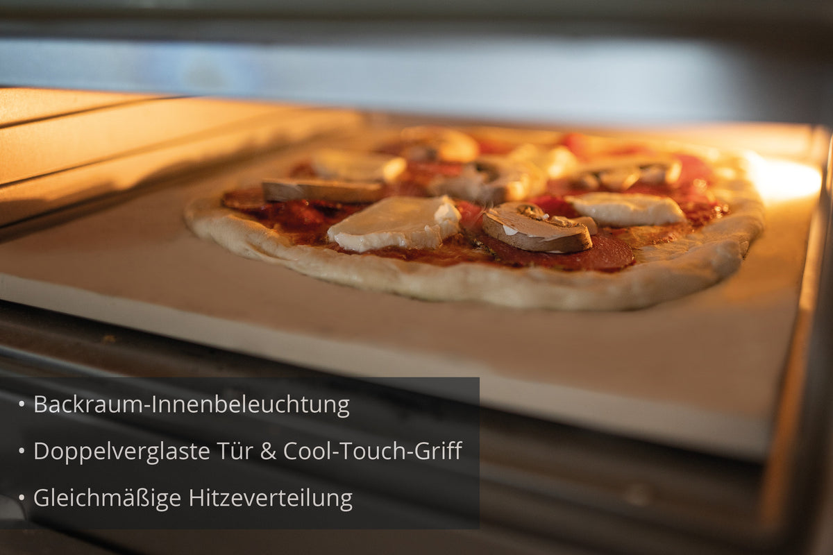Eine Steinofenpizza mit Tomatensauce und Käse backt im Unold Pizzaofen Don Alfredo. Die deutsche Textfolie hebt die Ofenbeleuchtung, die Doppelglastür mit Cool-Touch-Griff und die gleichmäßige Wärmeverteilung hervor.
