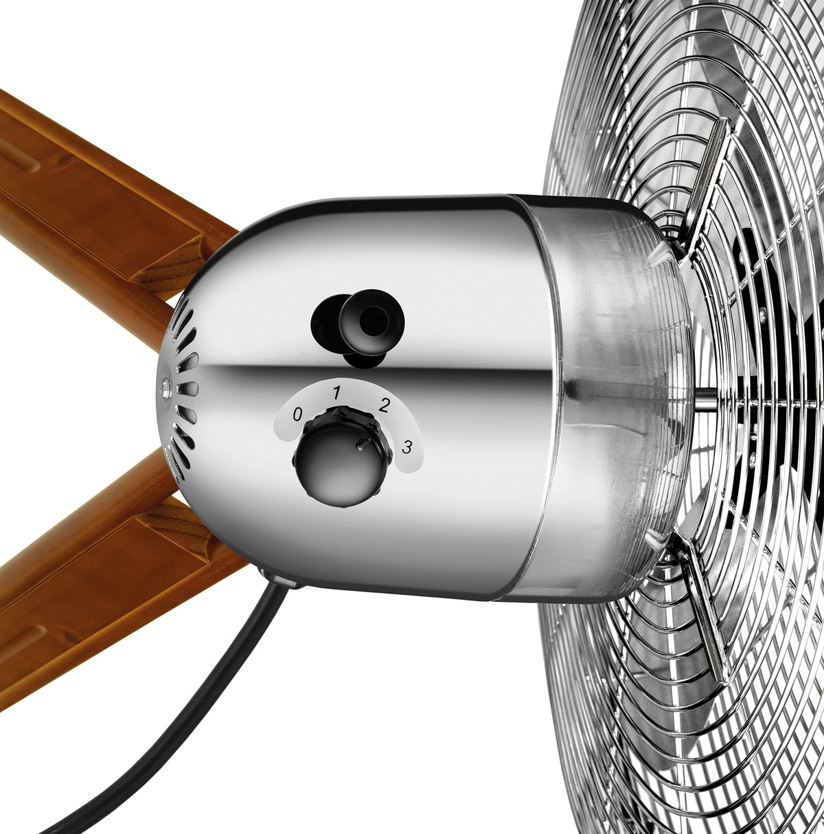Nahaufnahme des Unold STANDVENTILATORS KOLONIAL mit Steuerknopf mit den Einstellungen 0–3, braunen Flügeln, Metallgitter und einem Netzkabel, das aus der Rückseite herausragt.
