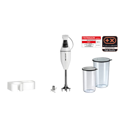 Der Stabmixer „ESGE-Zauberstab 901205 Set M 100 Design“ von ESGE-Zauberstab wird zusammen mit seinen Aufsätzen, zwei durchsichtigen Vorratsbehältern mit schwarzen Deckeln, zwei Qualitätsauszeichnungen und einem weißen Zubehörteil gezeigt, die alle auf einem weißen Hintergrund angeordnet sind.