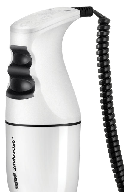 Eine Nahaufnahme eines weißen Stabmixers ESGE Zauberstab 902105 Set E120 Select mit schwarzen Knöpfen, einem schwarzen Spiralkabel und dem Markennamen ESGE Zauberstab auf dem unteren Teil des Griffs.
