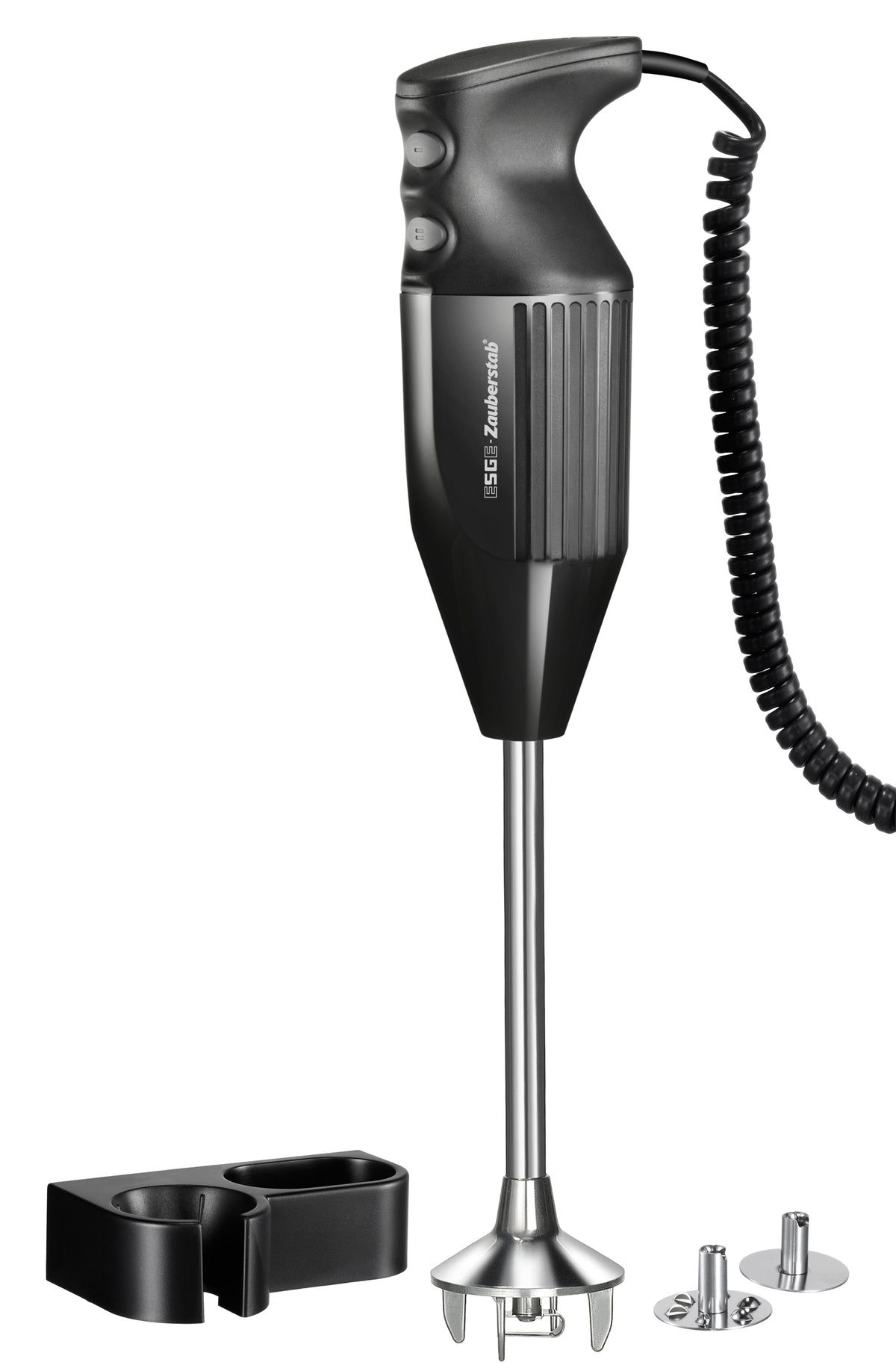 Ein schwarzer Stabmixer mit Spiralkabel, abgebildet mit Wandhalterung und zwei Metallklingenaufsätzen auf weißem Hintergrund.