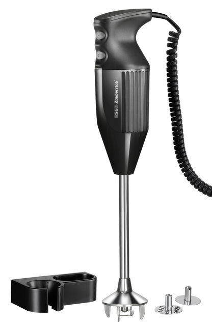 Ein schwarzer Stabmixer mit Spiralkabel, abgebildet mit Wandhalterung und zwei Metallklingenaufsätzen auf weißem Hintergrund.