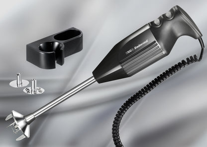 Ein schwarzer Stabmixer mit langem Metallschaft, zwei abnehmbaren Klingenaufsätzen und einer schwarzen Wandhalterung, alles auf einem silbergrauen Hintergrund.