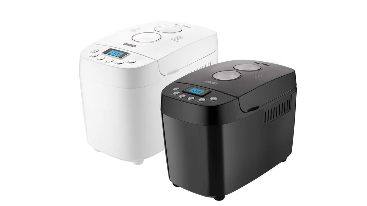 Zwei Brotbackautomaten, einer in Weiß und einer in Schwarz, stehen nebeneinander. Beide verfügen über digitale Anzeigen, Bedientasten und ein elegantes, modernes Design.