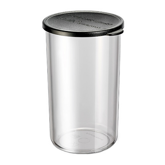 Der ESGE-Zauberstab Mixbecher mit Deckel 400 ml von ESGE Zauberstab ist ein durchsichtiger, zylindrischer Lebensmittelbehälter aus Kunststoff mit einem dichten schwarzen Deckel, der leer auf weißem Hintergrund abgebildet ist.