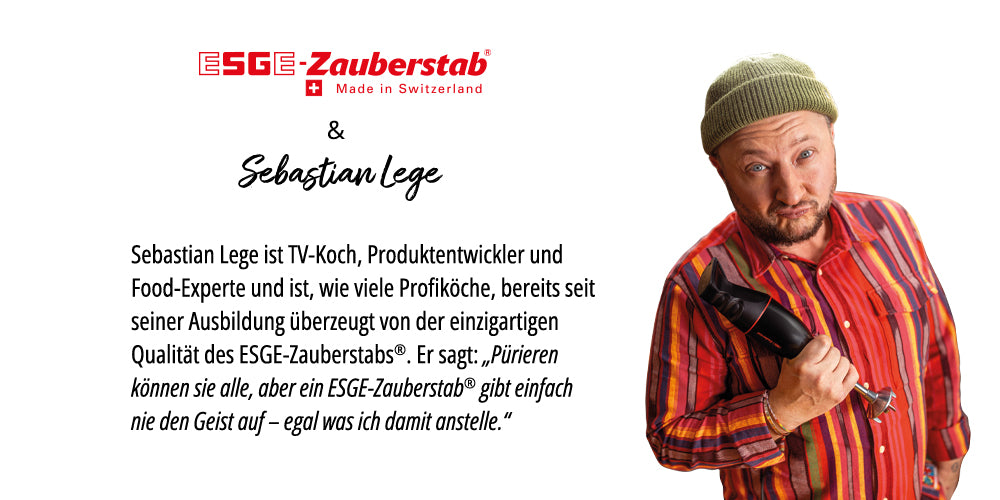 Ein Mann mit grüner Mütze und gestreiftem Hemd hält den Unold ESGE-Zauberstab Bundle E 120 Select Anthrazit. TV-Koch Sebastian Lege lobt die hervorragende Qualität und Vielseitigkeit beim Kochen.