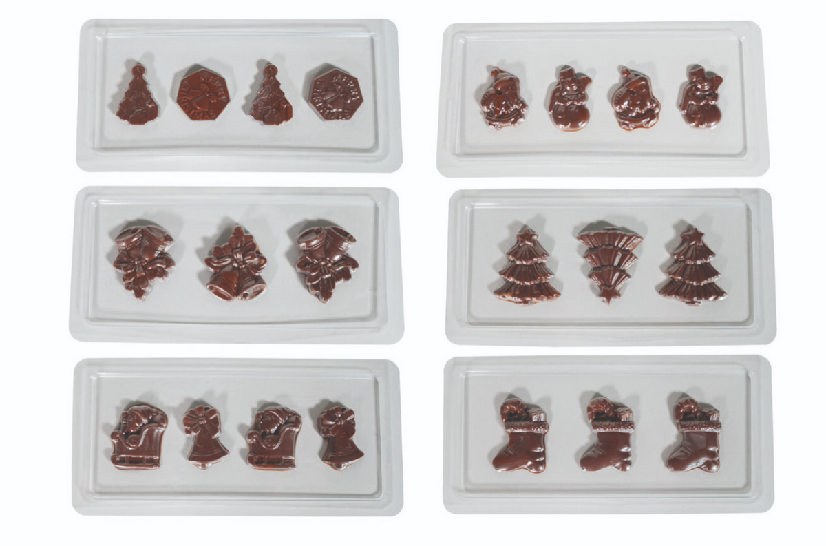 Das Unold Schokoladenform-Set Weihnachten umfasst sechs durchsichtige Schalen, die jeweils vier festliche Schokoladenformen – Weihnachtsbäume, Strümpfe, Weihnachtsmänner, Engel und Teddybären – auf weißem Hintergrund formen.