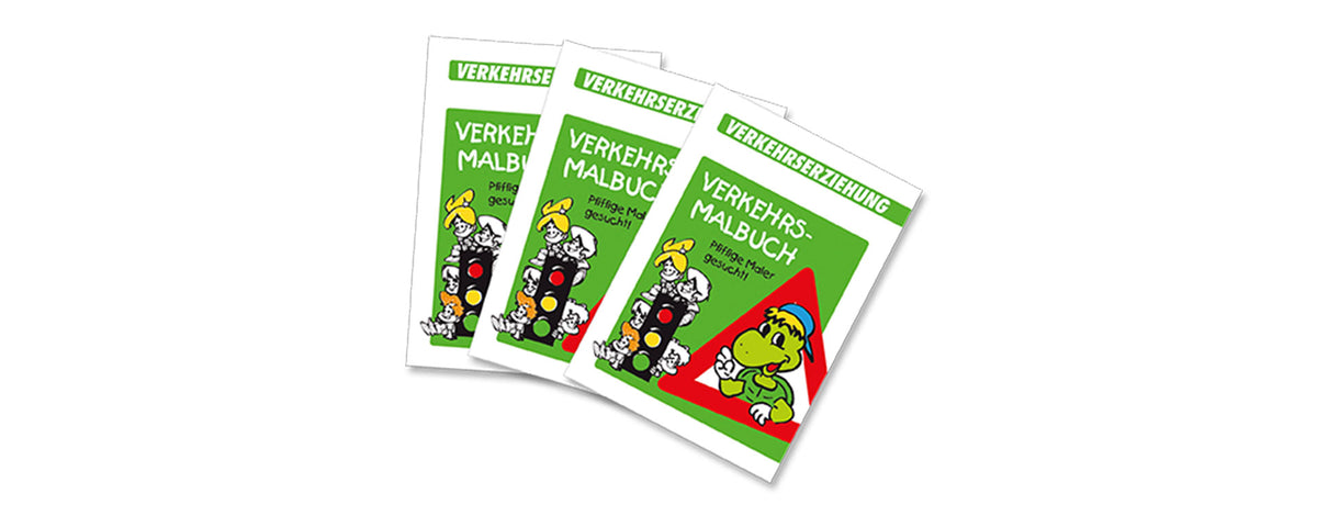 Drei deutsche Malbücher für Kinder mit grünem Einband, auf denen neben Verkehrszeichen und Signalen auch Comic-Tiere, darunter ein Frosch und Enten, abgebildet sind. Die Titel lauten „Verkehrsmalbuch“ und „Verkehrsset“.