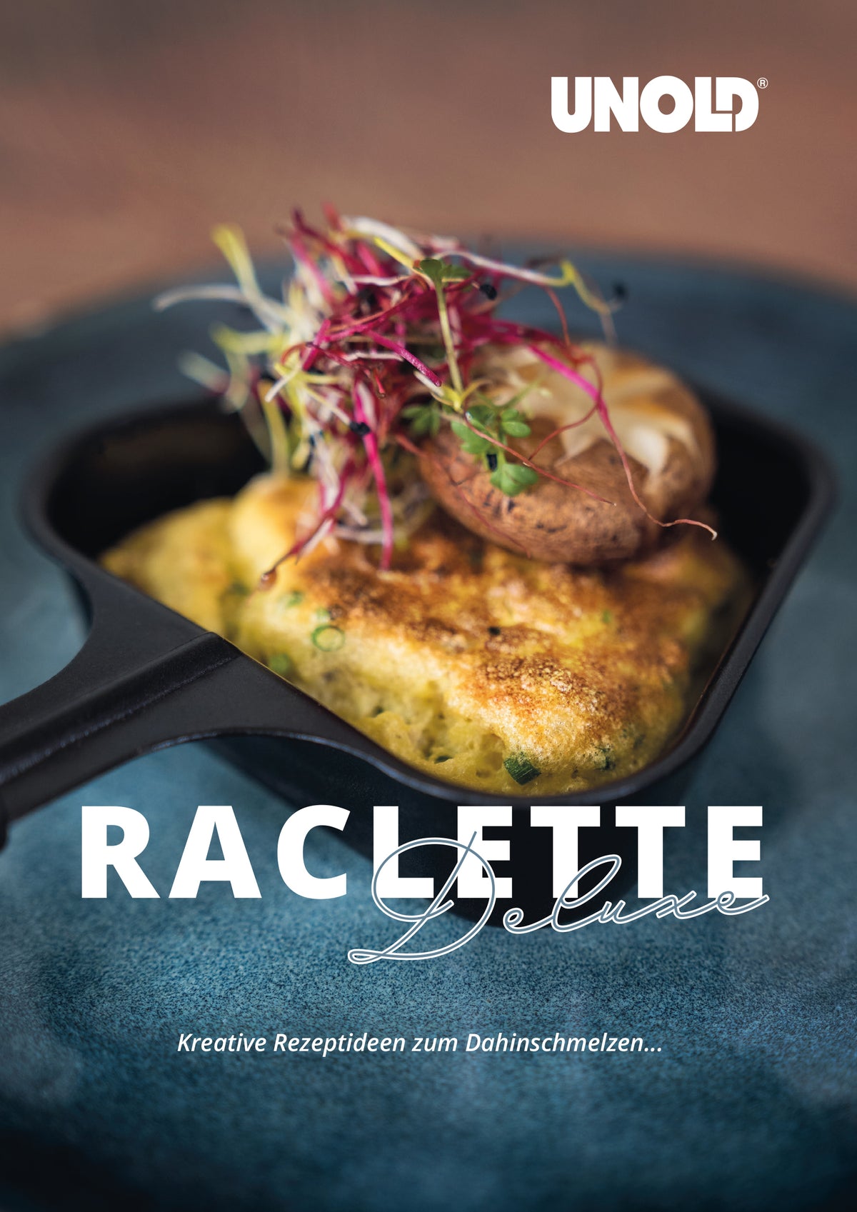 Ein kleines Raclette-Pfännchen mit geschmolzenem Käse, Kräutern und einem gegrillten Pilz, garniert mit leuchtenden Microgreens, auf einem blauen Teller. Text: Unold Raclette Smokeless inklusive Raclette Buch – kreative Rezeptideen zum Dahinschmelzen!.
