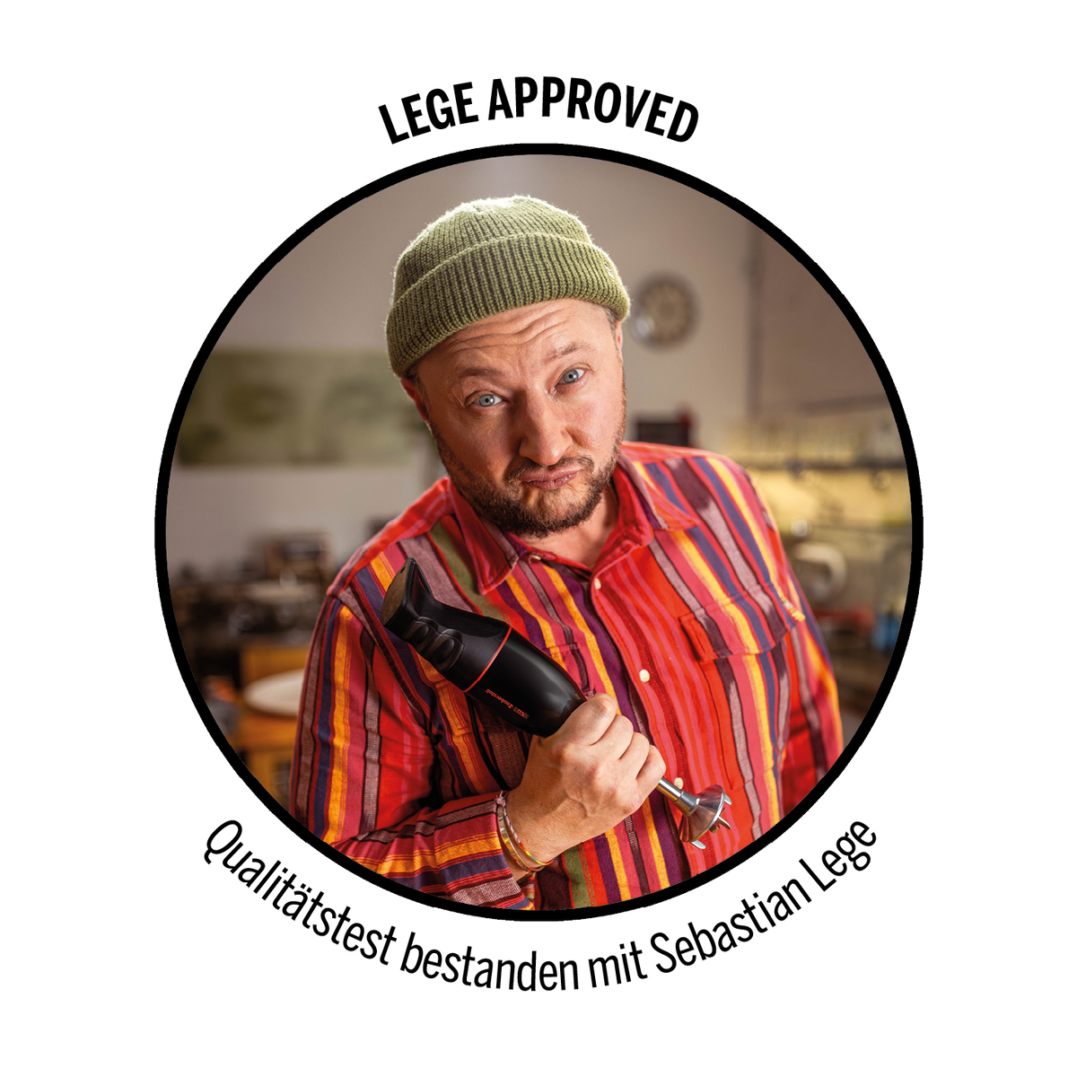 Button mit einem Bild von Sebastian Lege und der Aufschrift "Lege Approved - Qualitätstest bestanden mit Sebastian Lege"