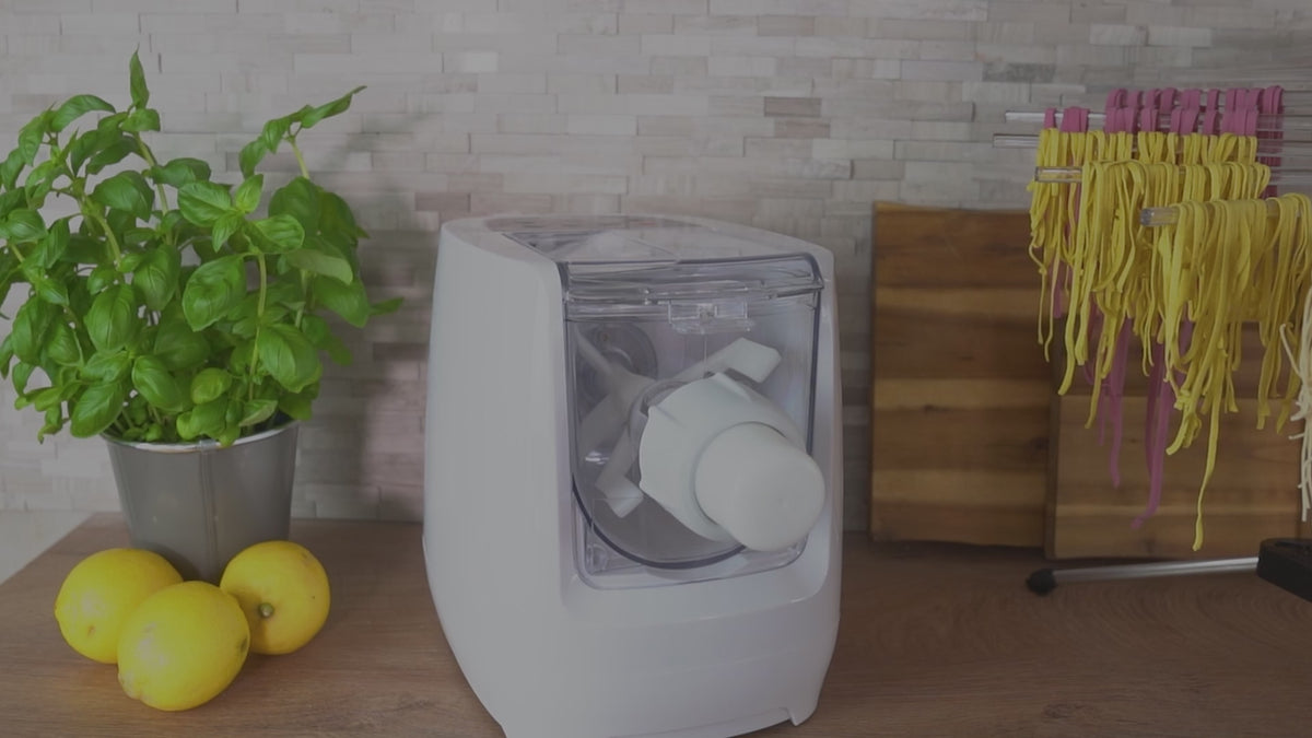 Das Video zeigt die Nudelmaschine Nora in Aktion und erklärt Schritt für Schritt die Anwendung – von der Teigzubereitung bis zum Trocknen der frischen Pasta.