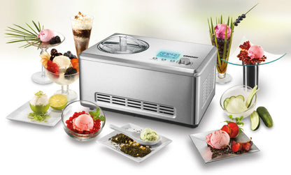 Die Unold B-Ware Eismaschine Nobile 2 L wird mit verschiedenen Schalen und Gläsern voller spritziger Eiscreme und Sorbet präsentiert, jeweils garniert mit frischen Früchten, Kräutern und dekorativen Garnituren.