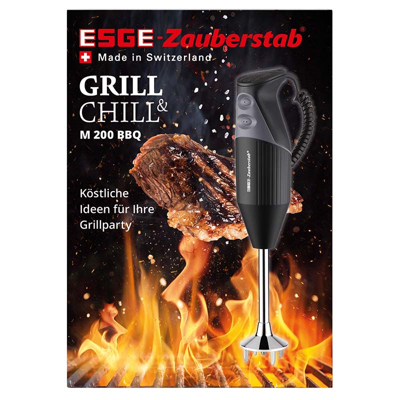 Ein Unold ESGE-Zauberstab® M 200 BBQ Stabmixer wird vor einem flammend gegrillten Steak gezeigt. Der Text hebt hervor: Hergestellt in der Schweiz. Köstliche Ideen für Ihre Grillparty – perfekt für Ihr nächstes BBQ!.