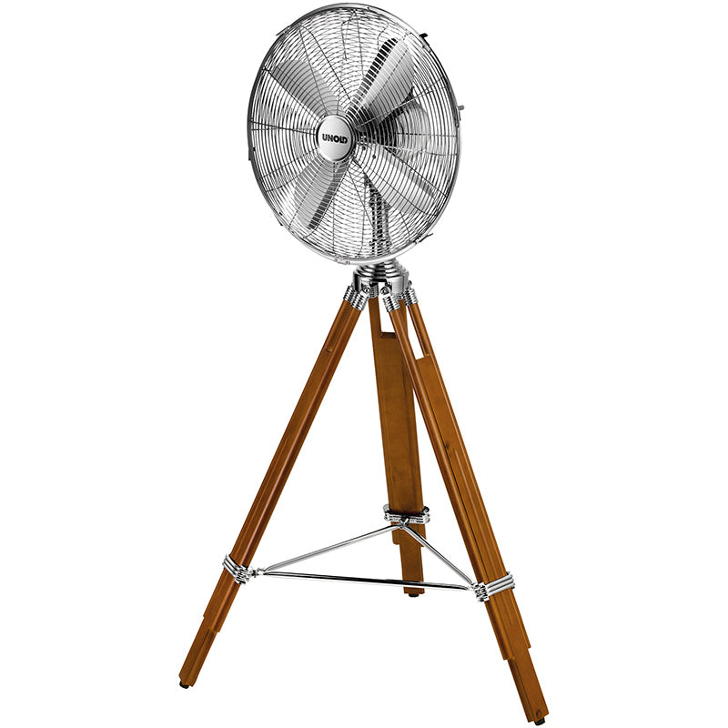 Der Unold STANDVENTILATOR KOLONIAL verfügt über einen verchromten Standventilator in einem runden Käfig auf einem hölzernen Dreibeinständer mit Metallstützstangen und kombiniert Vintage- und Industriedesign für eine stabile, stilvolle Kühlung.
