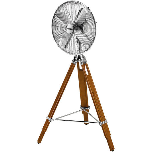 Der Unold STANDVENTILATOR KOLONIAL verfügt über einen verchromten Standventilator in einem runden Käfig auf einem hölzernen Dreibeinständer mit Metallstützstangen und kombiniert Vintage- und Industriedesign für eine stabile, stilvolle Kühlung.