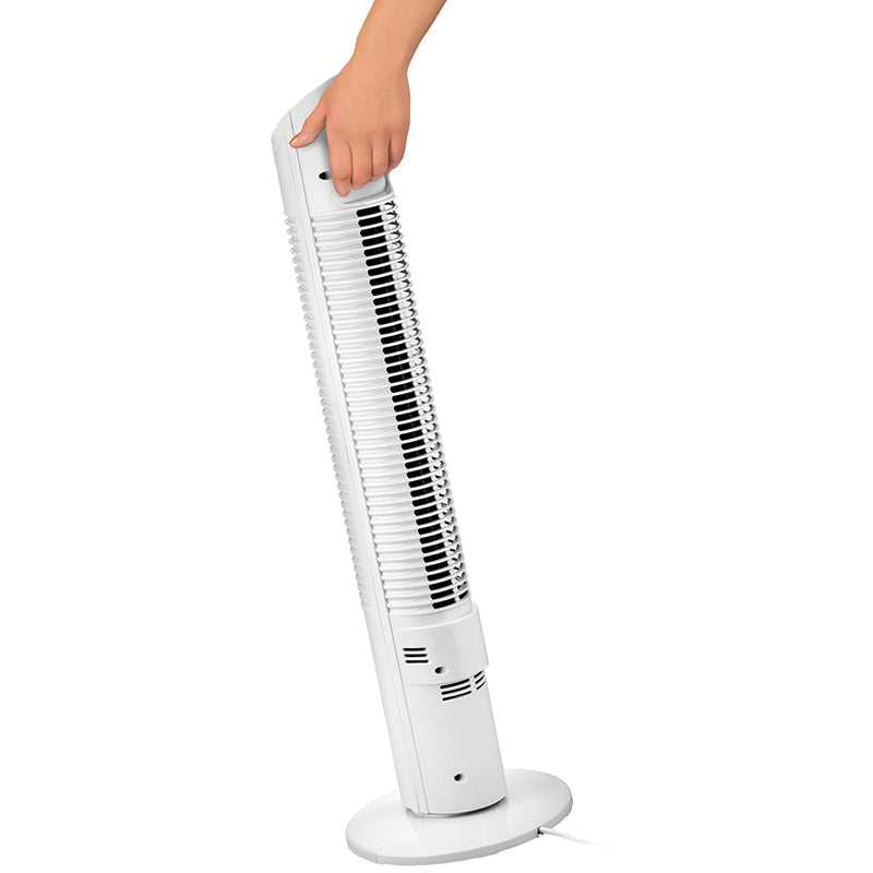Eine Hand greift nach dem Griff des Unold TURMVENTILATOR TOWER, einem großen weißen Turmventilator mit runder Basis vor einem schlichten Hintergrund.