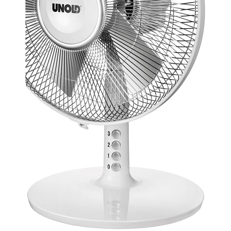 Der Unold TISCHVENTILATOR SILVERLINE 30 cm ist ein weißer elektrischer Tischventilator mit rundem Gitter, drei Flügeln und vier Bedienknöpfen (0–3) am Standfuß. Der Markenname Unold ist mittig auf dem Ventilator angebracht.