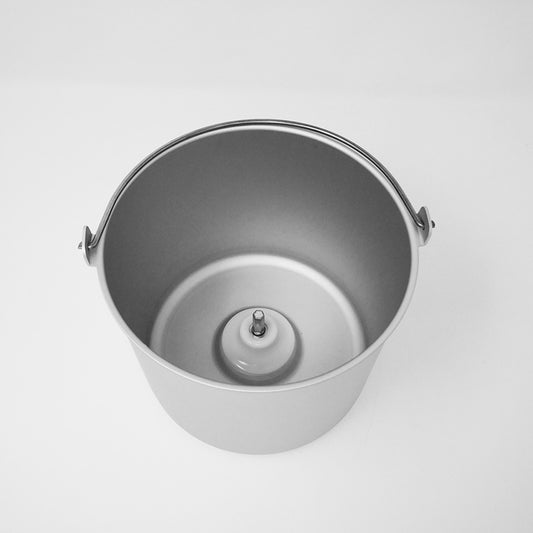 Eine Draufsicht auf den Unold Eloxierter Aluminium-Eisbehälter zu 48876 + 48845 mit Griff und zentralem Mixblatt, platziert auf einer weißen Oberfläche.