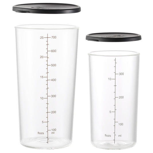 Das Unold ESGE-Zauberstab Becherset-Glas umfasst zwei klare, zylindrische Glasbehälter mit schwarzem Deckel und Maßangaben in ml und fl oz – einer fasst 700 ml und der andere 300 ml.