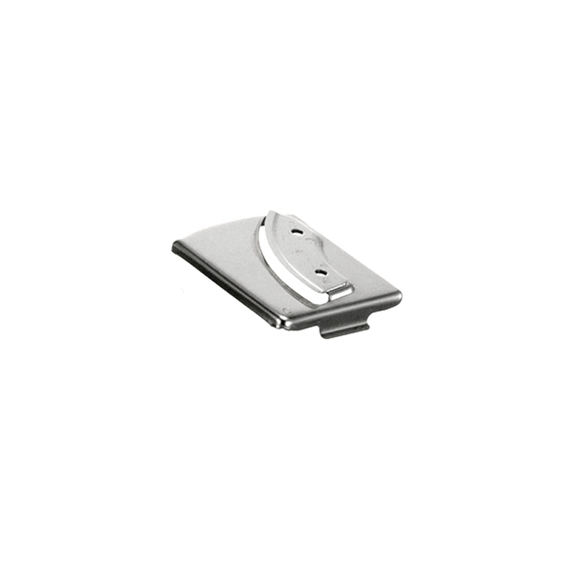 Die Unold Schneidscheibe grob (Nr. 5) für die KÜCHENMASCHINE Kompakt 78501 ist eine kleine, flache, rechteckige Metallklammer mit einer leicht gebogenen Erhebung und zwei Löchern, die zum Festhalten oder Befestigen von Gegenständen dient.