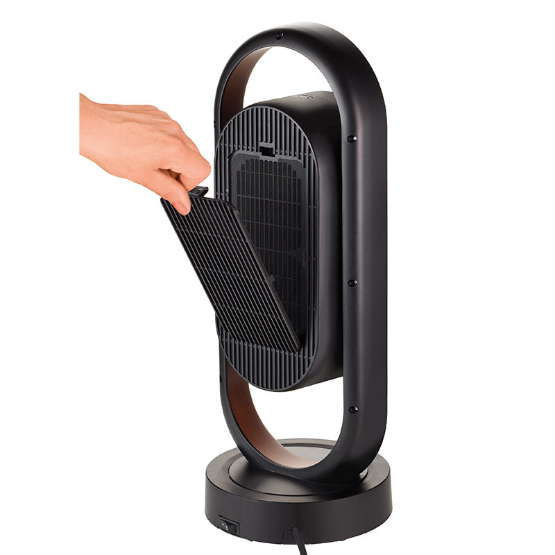 Eine Hand entfernt die Filterabdeckung vom Unold KERAMIK-HEIZLÜFTER 3D, einem modernen, flügellosen schwarzen Turmventilator mit rundem Standfuß und gibt den Blick auf den darin befindlichen Filter frei.