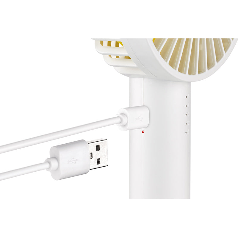 Eine Nahaufnahme des tragbaren Ventilators Unold HANDVENTILATOR BREEZY SWING, der über USB aufgeladen wird, mit dem Anschluss in der Nähe des Ladeanschlusses und einer kleinen roten Kontrollleuchte am Ventilator.