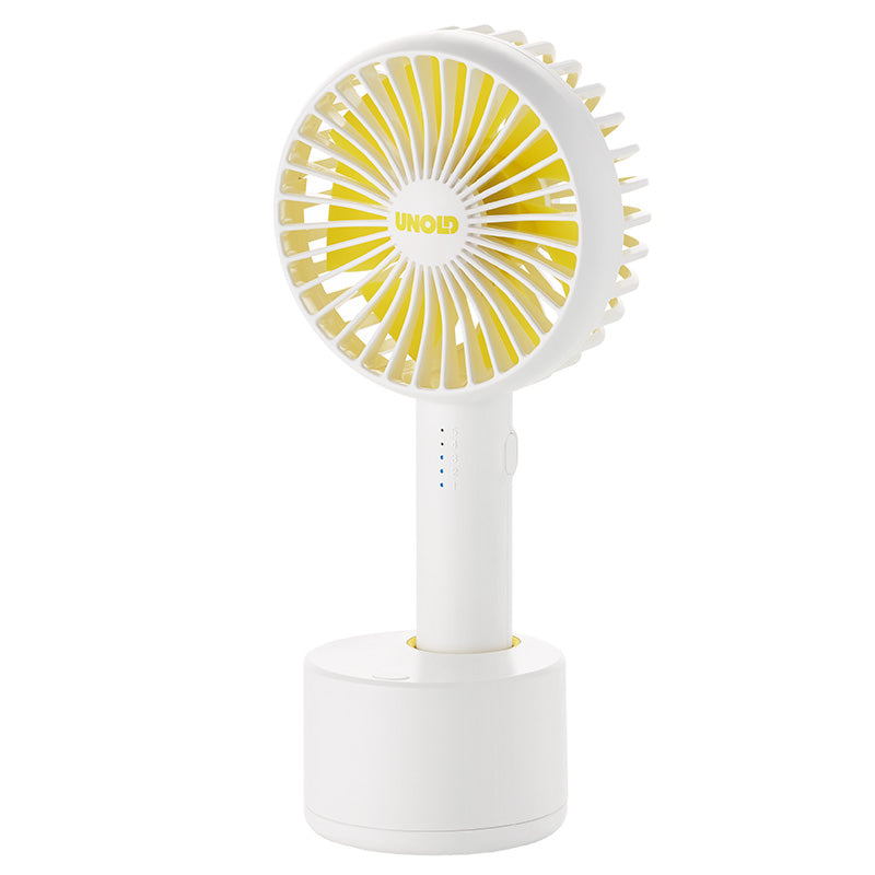 Der Unold HANDVENTILATOR BREEZY SWING ist ein kleiner, weiß-gelber elektrischer Handventilator mit rundem Gitter, wiederaufladbarer Basis, vertikalem Griff und dem gelben Aufdruck „Unold“ vorne in der Mitte.