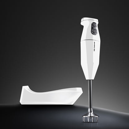 Der Unold ESGE-Zauberstab® cordless PLUS Weiß 95200, ein weißer Stabmixer mit Edelstahlschaft, steht aufrecht neben seinem passenden Standfuß vor einem dunklen Farbverlaufshintergrund.