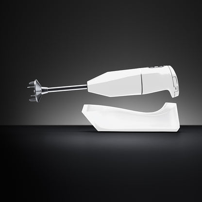 Der Unold ESGE-Zauberstab® cordless PLUS Weiß 95200 Stabmixer mit Metall-Mixstab schwebt auf seinem passenden weißen Ständer vor einem schlichten dunklen Hintergrund.