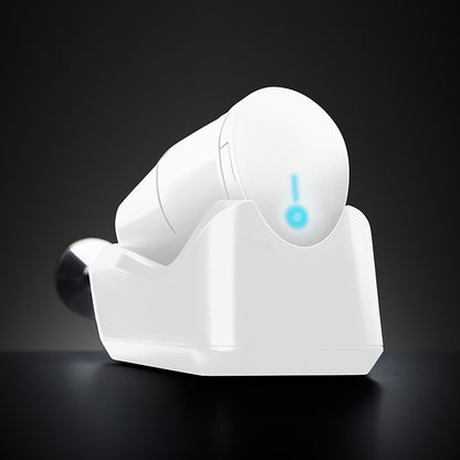 Der ESGE-Zauberstab® cordless PLUS Weiß 95200 von Unold, ein elegantes weißes modernes Gerät mit leuchtend blauer Anzeige, liegt in seiner passenden Ladestation vor einem dunklen Hintergrund.