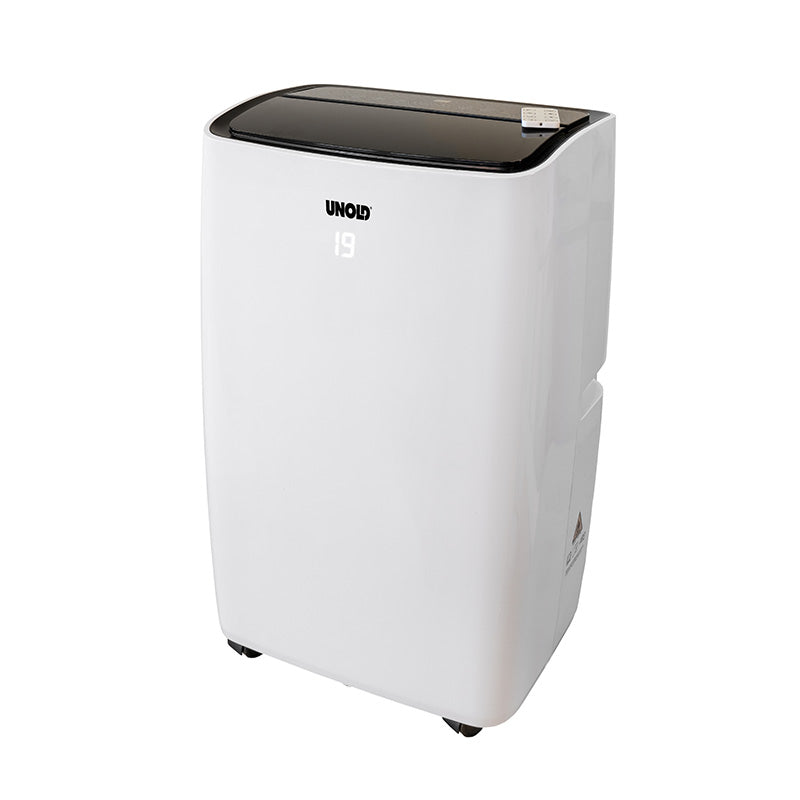Das Unold Mobiles Klimagerät ARCTIC 12k ist eine weiße tragbare Klimaanlage mit einer schwarzen Oberseite, einer digitalen Anzeige mit 19 und kleinen Rädern an der Basis für einfache Mobilität.